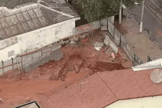 Mar de lama: rompimento de tubulação alaga ruas e danifica casas em SP
