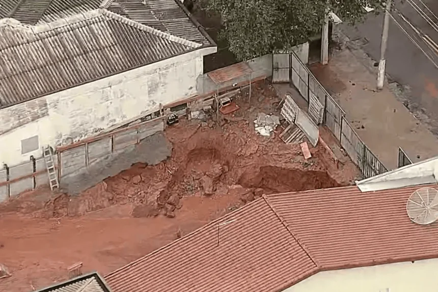Mar de lama: rompimento de tubulação alaga ruas e danifica casas em SP
