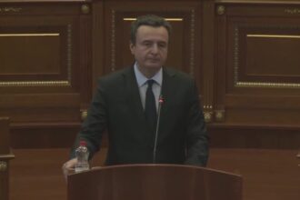 Parlamento do Kosovo durante votação para reconduzir o primeiro-ministro