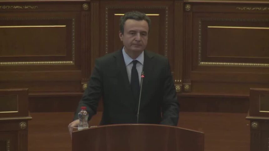 Parlamento do Kosovo durante votação para reconduzir o primeiro-ministro