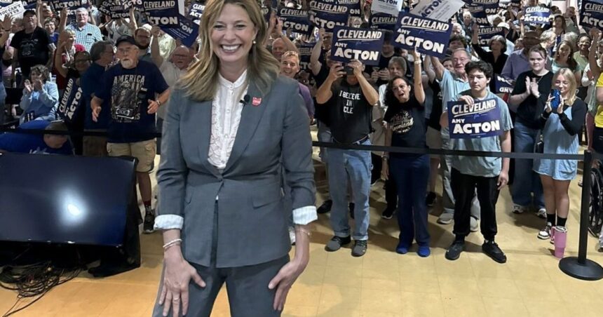 Amy Acton durante evento de campanha em Ohio