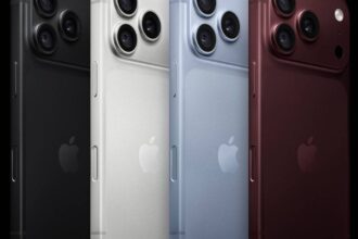 Quatro smartphones de costas, alinhados diagonalmente da esquerda para a direita, em fundo preto. Da esquerda para a direita: um telefone preto, um branco, um azul claro e um vermelho escuro. Todos exibem o logo da maçã no centro e três lentes de câmera no canto superior esquerdo