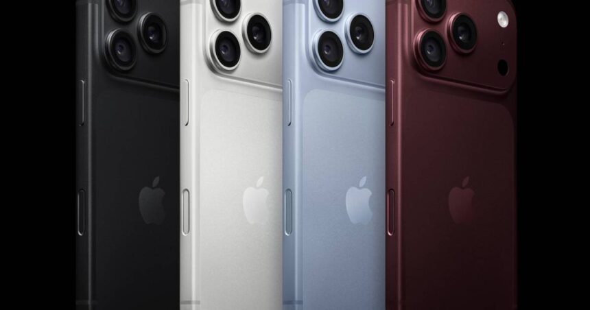 Quatro smartphones de costas, alinhados diagonalmente da esquerda para a direita, em fundo preto. Da esquerda para a direita: um telefone preto, um branco, um azul claro e um vermelho escuro. Todos exibem o logo da maçã no centro e três lentes de câmera no canto superior esquerdo