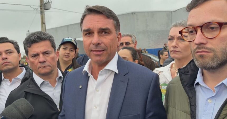 Senador Flávio Bolsonaro em ato de campanha