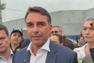 Flávio Bolsonaro comenta pedido de impeachment de Alexandre de Moraes