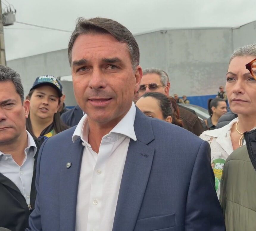 Flávio Bolsonaro comenta pedido de impeachment de Alexandre de Moraes
