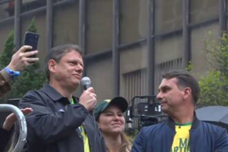 Tarcísio de Freitas em agenda de campanha em São José dos Campos
