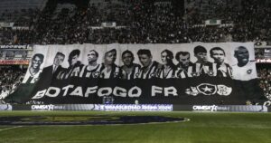 Bandeirão de ídolos do Botafogo apareceu com Marlon Freitas substituído por Jefferson