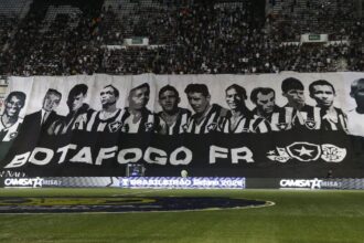 Bandeirão de ídolos do Botafogo apareceu com Marlon Freitas substituído por Jefferson