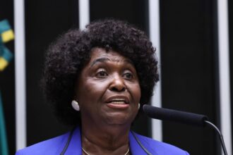 Benedita da Silva durante atividade política