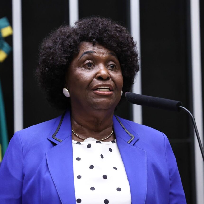 Benedita da Silva durante atividade política