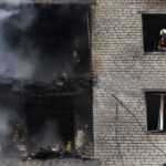 Bombeiros atuam no local de um prédio de apartamentos atingido por um ataque com um drone a jato russo em Kiev 25 de setembro de 2026 REUTERSThomas Peter