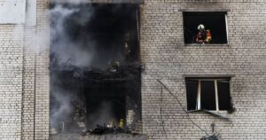 Bombeiros atuam no local de um prédio de apartamentos atingido por um ataque com um drone a jato russo em Kiev 25 de setembro de 2026 REUTERSThomas Peter