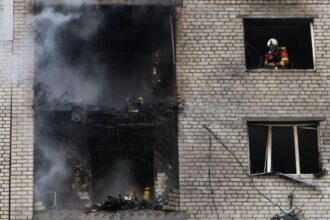 Bombeiros atuam no local de um prédio de apartamentos atingido por um ataque com um drone a jato russo em Kiev 25 de setembro de 2026 REUTERSThomas Peter