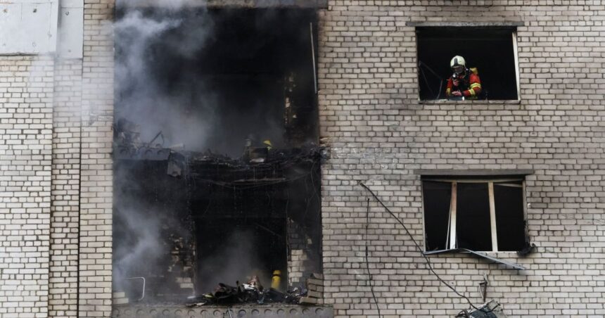Bombeiros atuam no local de um prédio de apartamentos atingido por um ataque com um drone a jato russo em Kiev 25 de setembro de 2026 REUTERSThomas Peter