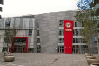 Vista do Gtech Community Stadium, casa do Brentford em Londres