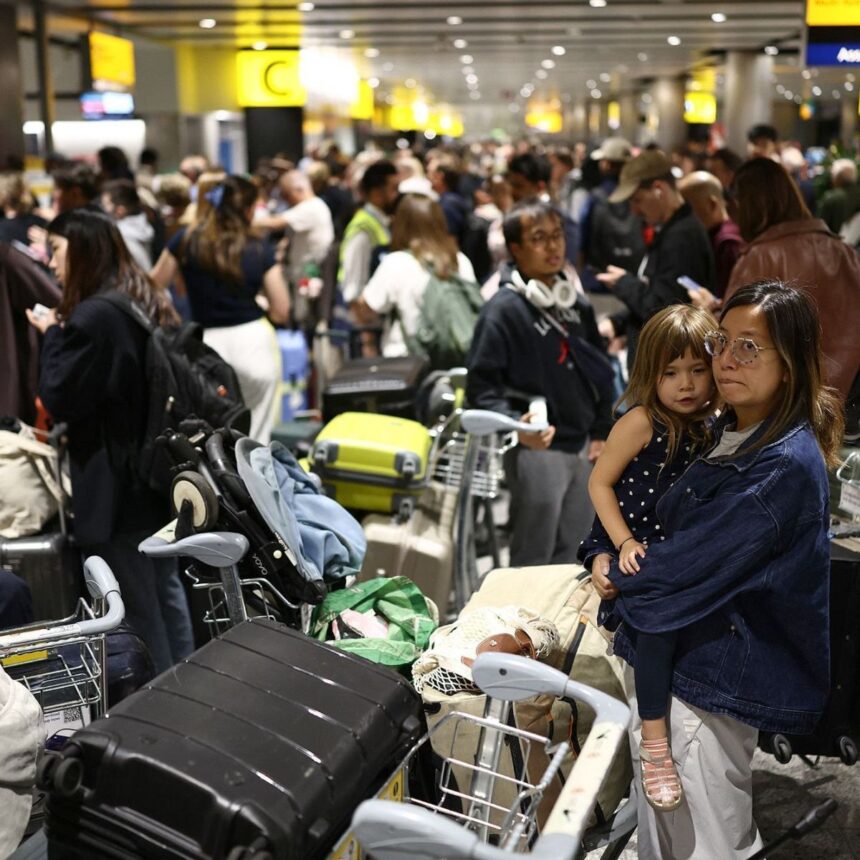 Passageiros aguardam em aeroporto do Reino Unido