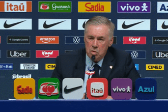 Carlo Ancelotti durante atividade da Seleção Brasileira