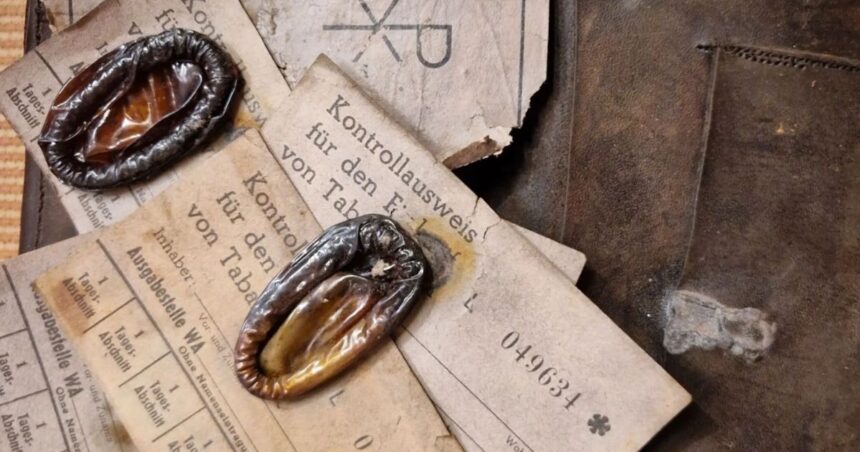 Uma carteira contendo preservativos e cartões de racionamento revela os planos de um jovem que, possivelmente, foram interrompidos de forma abrupta em 1944