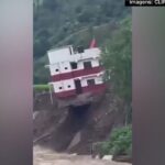 Correnteza destrói base e prédio de dois andares desaba no Nepal