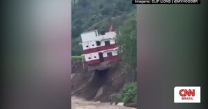 Correnteza destrói base e prédio de dois andares desaba no Nepal