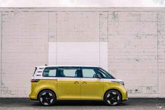 Volkswagen ID. Buzz elétrico visto de perfil