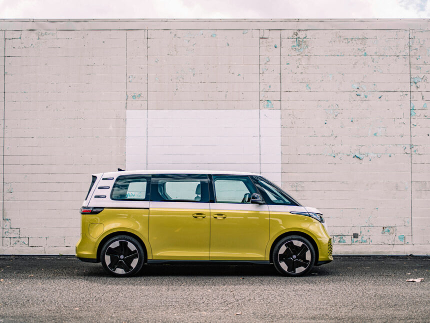 Volkswagen ID. Buzz elétrico visto de perfil