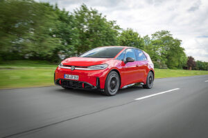 Volkswagen ID.3 GTI vermelho em movimento