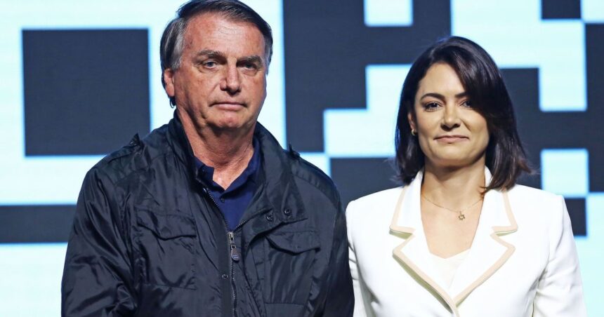 Jair Bolsonaro e Michelle Bolsonaro durante evento conservador em Santa Catarina