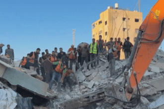 Equipes de resgate da Defesa Civil trabalham na busca de sobreviventes em escombros na Faixa de Gaza