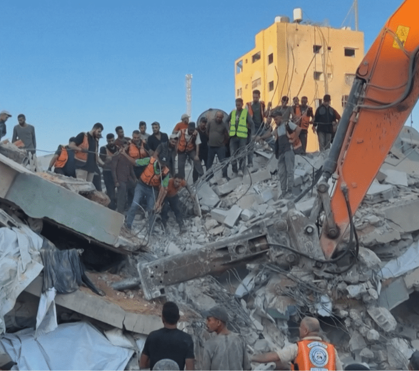 Equipes de resgate da Defesa Civil trabalham na busca de sobreviventes em escombros na Faixa de Gaza