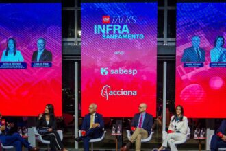 Painel de debate sobre investimentos em saneamento básico em evento em São Paulo