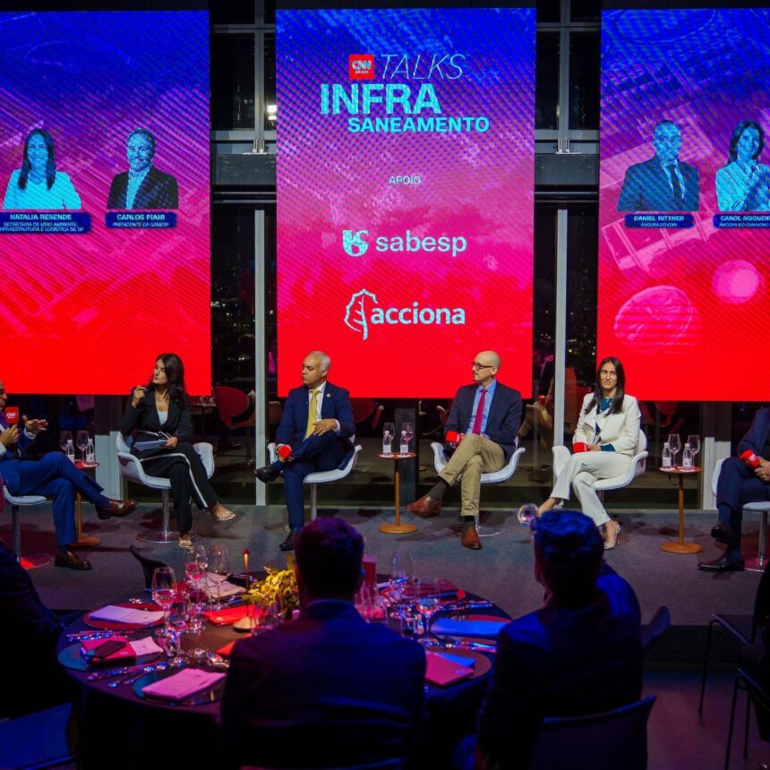 Painel de debate sobre investimentos em saneamento básico em evento em São Paulo