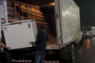 Equipe da Defesa Civil atuando em área afetada por temporais no Rio Grande do Sul.