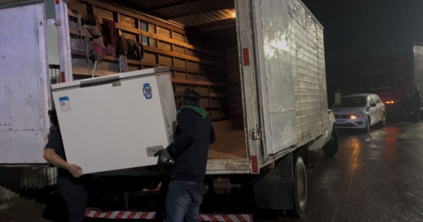 Equipe da Defesa Civil atuando em área afetada por temporais no Rio Grande do Sul.