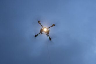 Drone transporta ajuda humanitária no Nepal