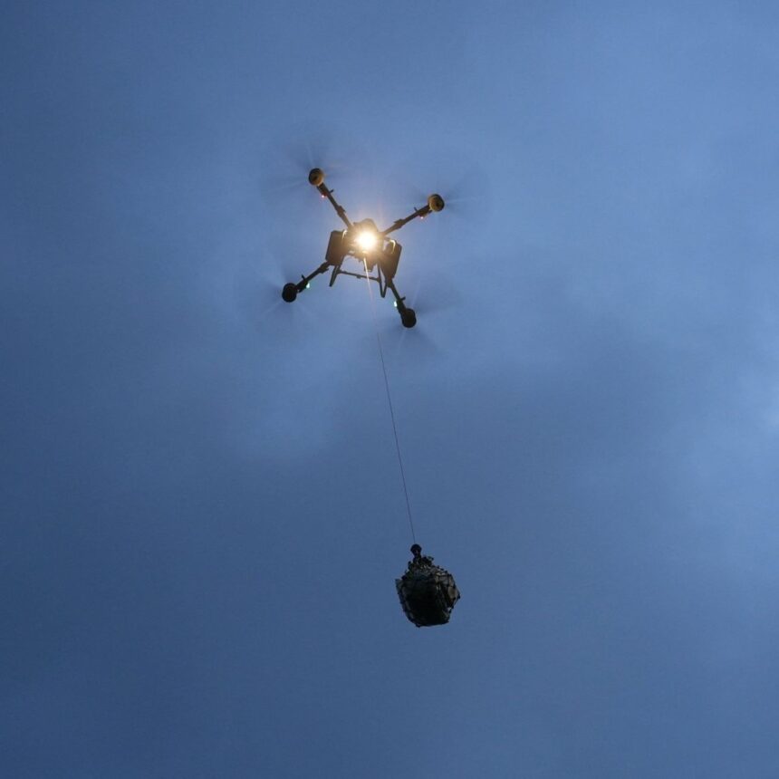 Drone transporta ajuda humanitária no Nepal