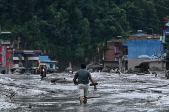 Reconstrução de ponte após enchentes no Nepal