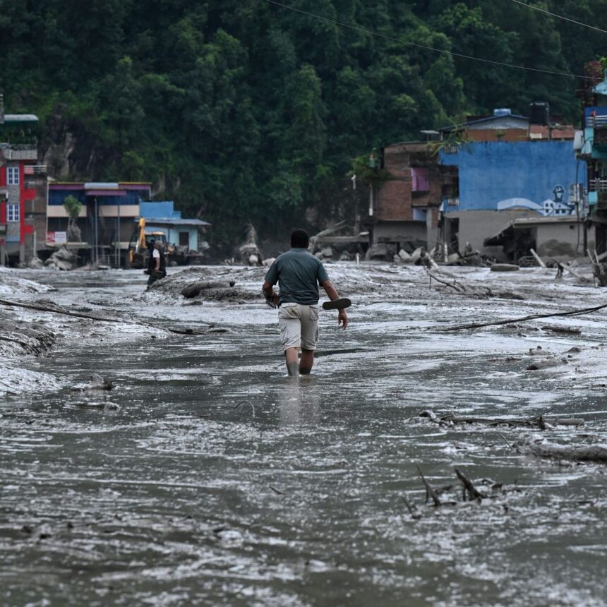 Reconstrução de ponte após enchentes no Nepal