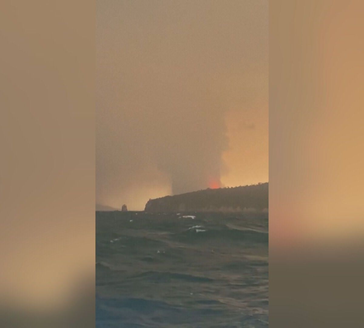 Cinzas da erupção do vulcão Anak Krakatau na Indonésia