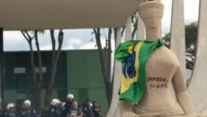 Urna eletrônica em votação no Brasil