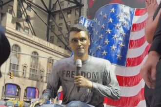 Estátua de Charlie Kirk na Times Square