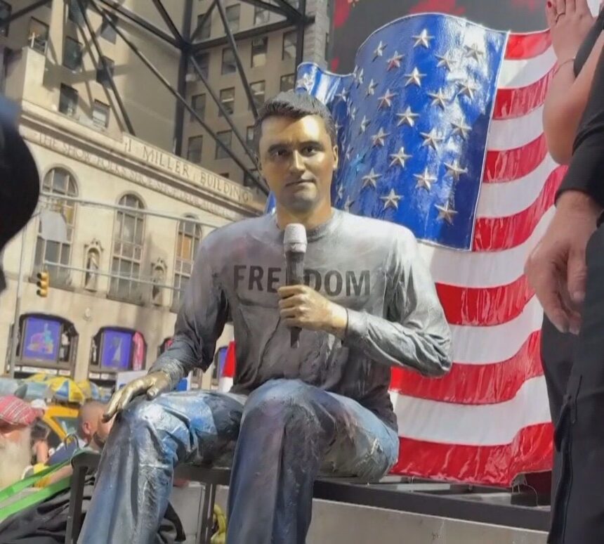Estátua de Charlie Kirk na Times Square