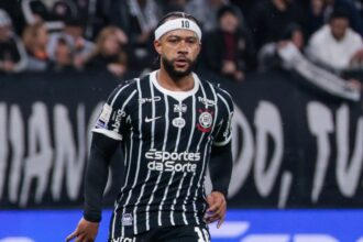 Muros do Parque São Jorge pichados após eliminação do Corinthians