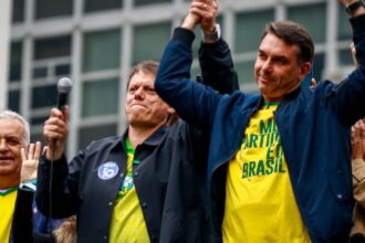 Governador Tarcísio de Freitas em evento oficial.
