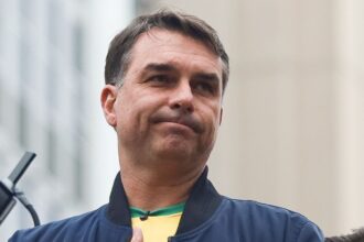 O candidato à Presidência Flávio Bolsonaro durante atividade de campanha