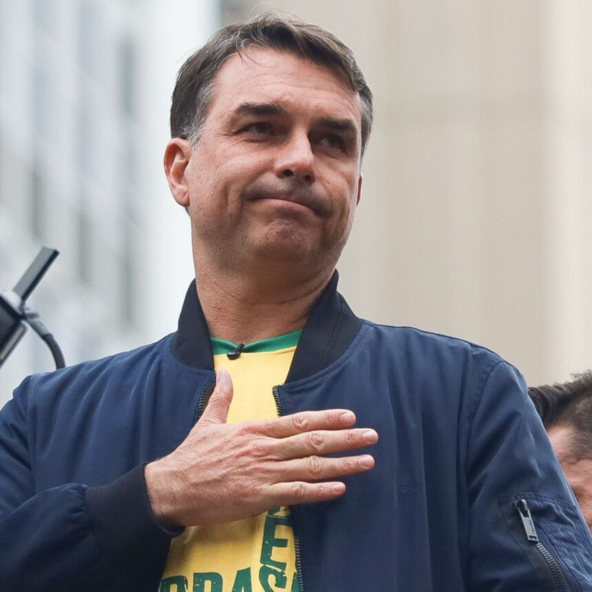 O candidato à Presidência Flávio Bolsonaro durante atividade de campanha