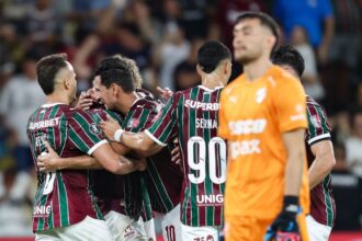 Fluminense comemora vitória sobre o Platense no Maracanã