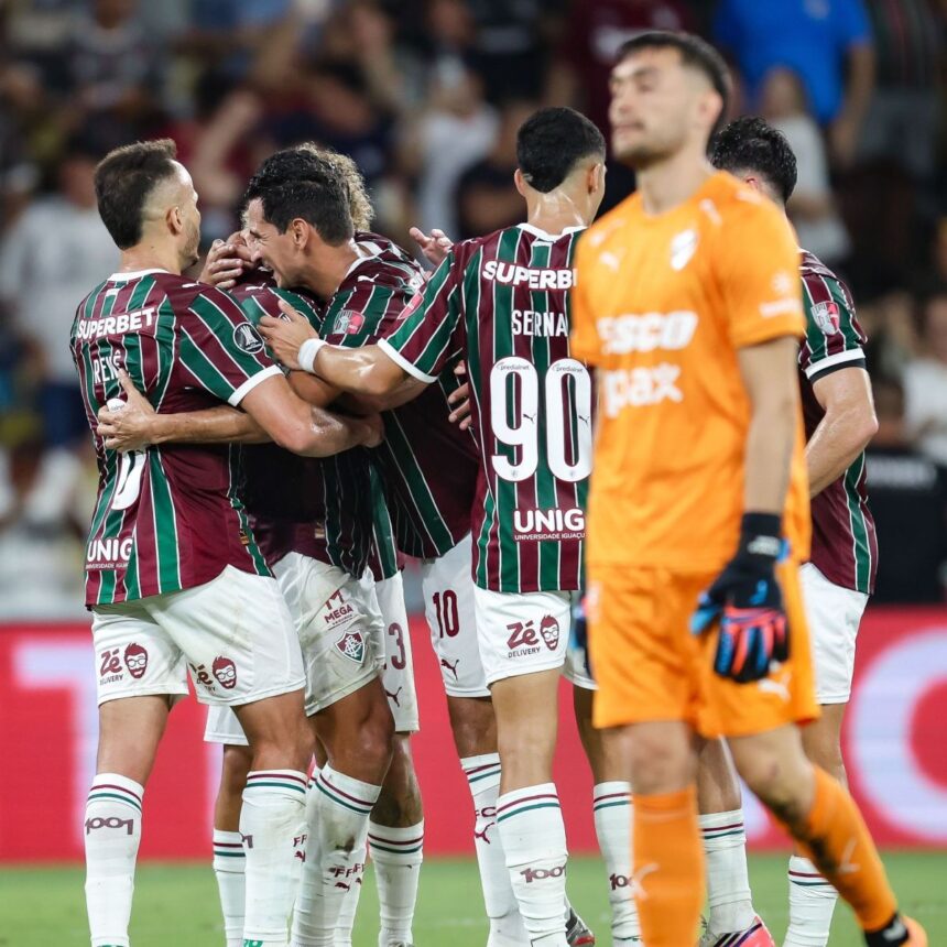 Fluminense comemora vitória sobre o Platense no Maracanã