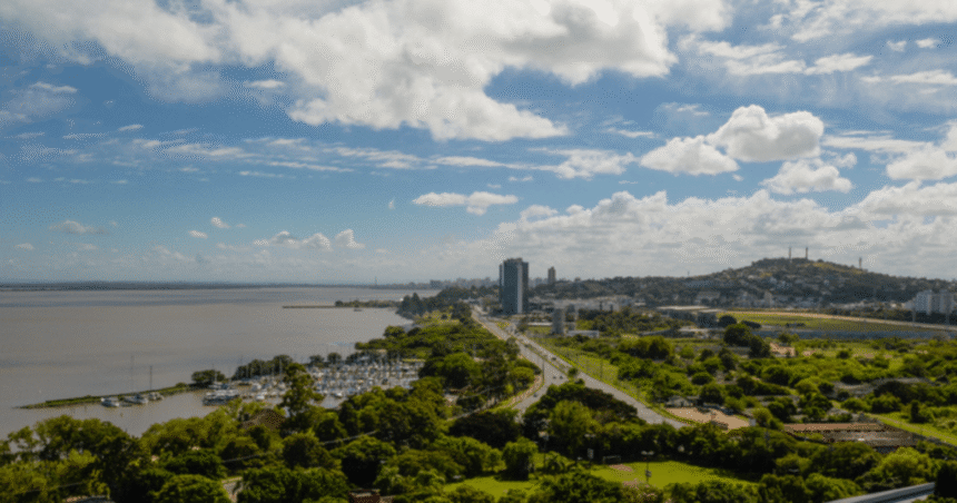 Vista parcial de área alagada e monitorada pela Defesa Civil no Rio Grande do Sul